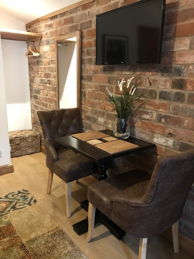 Boutique Garden Lodge @ The Larches Wolverhampton Esterno foto